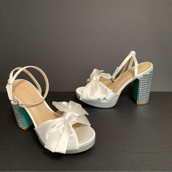 Betsey Johnson Maddy Embellished Bow Rhinestone White Block Heels Women’s Sz 5.5 - Picture 1 of 5